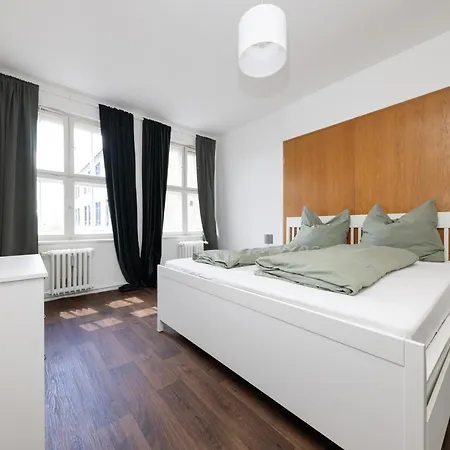 160qm 6-zimmer Banksi-galerie-apartment Hauptbahnhof Берлин